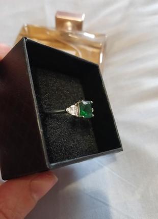 Дуже гарна каблучка, зелений камінь
