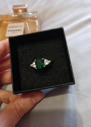 Дуже гарна каблучка, зелений камінь