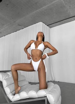 Купальник на завязках лиф треугольники и плавки бразилианы, купальник с завязками топ треугольниками и трусики бразильяно, раздельный купальник