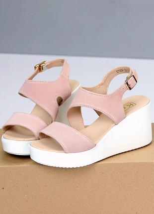 Пудрові замшеві босоніжки на білій танкетці