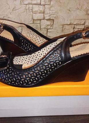 Босоножки женские