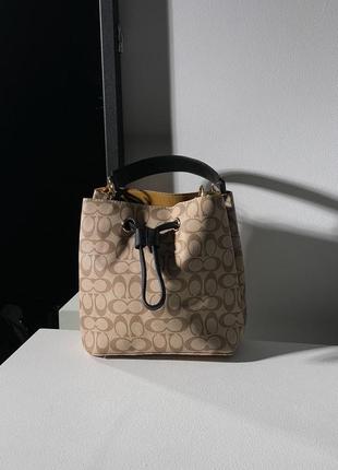 Сумка в стилі coach willow shoulder bag in signature canvas cream6 фото