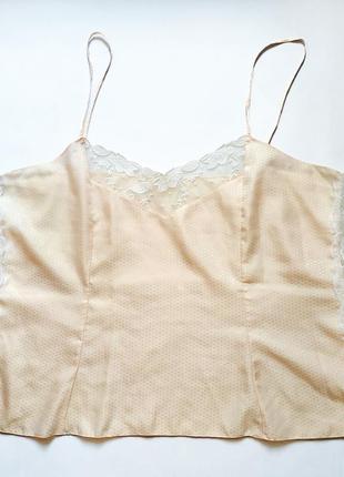 Майка шовкова для сну ніжно-персикового кольору з мереживними білими вставками.