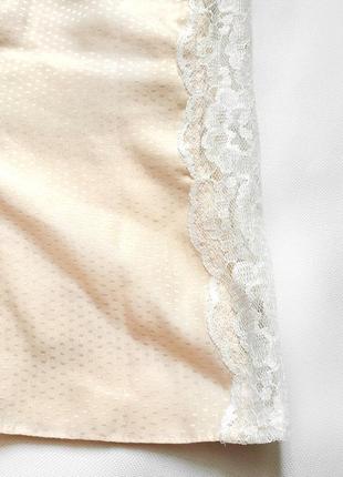Майка шовкова для сну ніжно-персикового кольору з мереживними білими вставками.3 фото