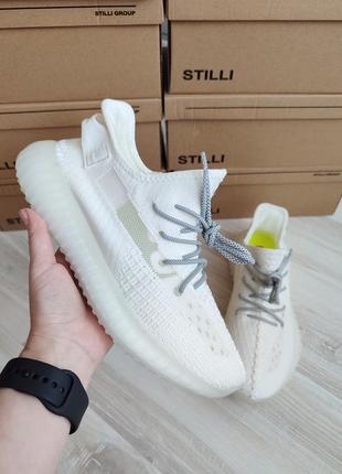 Кросівки жіночі yeezy boost білі.5 фото