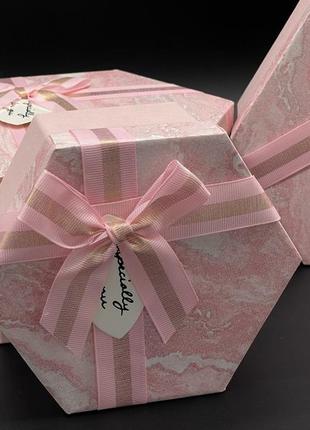Коробка подарочная шестиугольная с бантиком. 3шт/комплект. цвет розовый мрамор. 19х10см