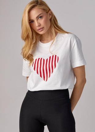 Женская футболка с полосатым сердцем1 фото