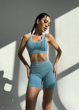 Бесшовный комплект топ со съемными чашечками и шорты с пуш-ап спортивный комплект для женщин голубой3 фото