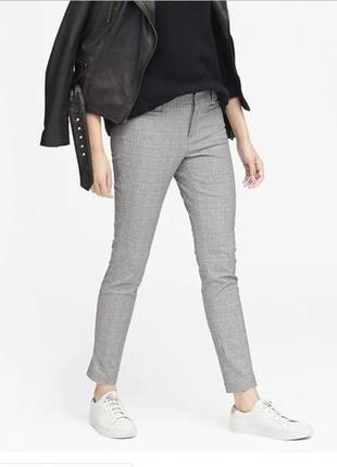 Серые классические штаны брюки в клетку со стрелками светлые деловые кроп
