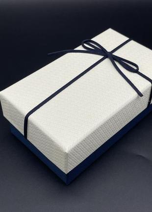 Коробка подарункова прямокутна. колір біло-синя. 9х15х6см.