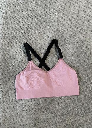 Короткий спортивний кроп топ стрейч бра пудрового кольору