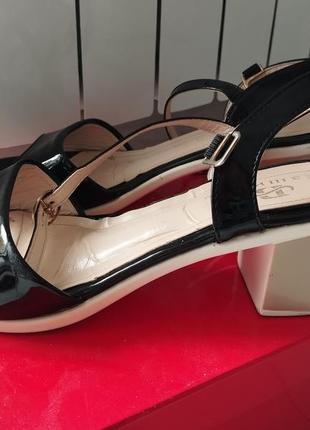 Босоніжки жіночі