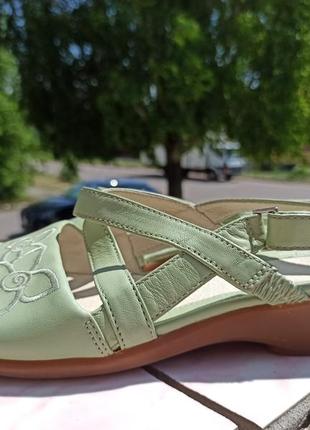 Натуральная кожа новые босоножки