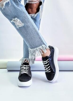 Кеди натуральна шкіра перфорація чорні на білій підошві