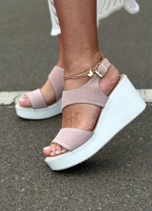 Елегантні босоніжки закшево на платформі з ремінцем / босоножки натуральная замша на танкетке с застібкою платформа пудра