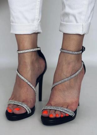 Женские босоножки на шпильке