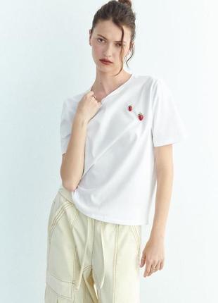 Белая футболка zara с клубниками