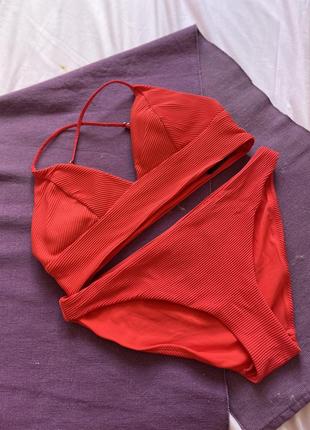 Червоний купальник в рубчик