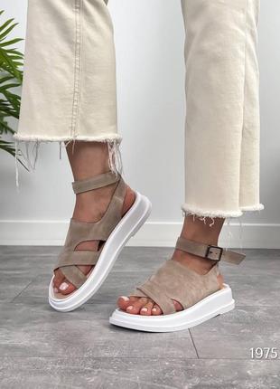 Очень красивые замшевые босоножки бежевого цвета на белой подошве