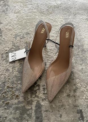 Виниловые туфли на каблуке с блестящими камушками zara