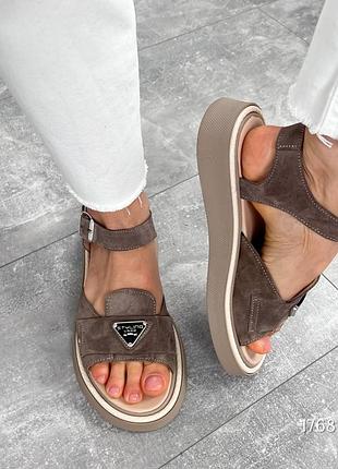 Зручні натуральні босоніжки на потовщеній підошві