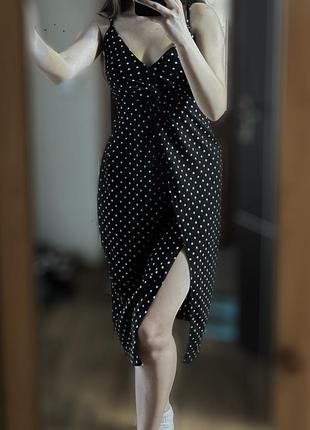 Черное платье в белый горошек