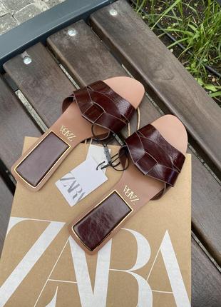Трендові плетені шкіряні шльопанці сандалії zara