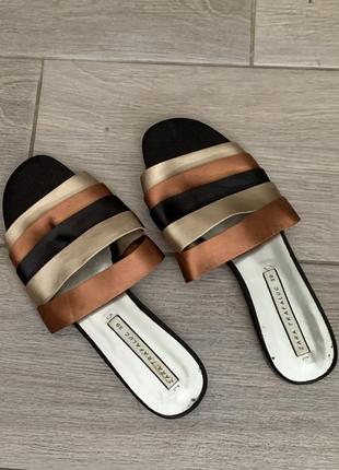 Шльопанці zara