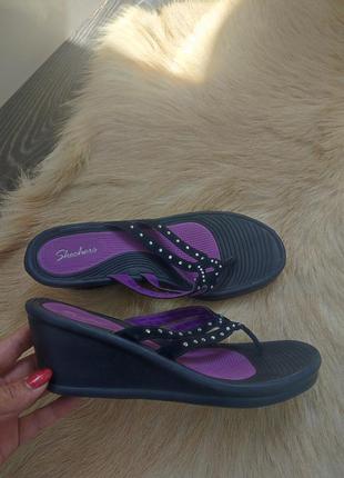 Легесенькі шльопанці в'єтнамки skechers
