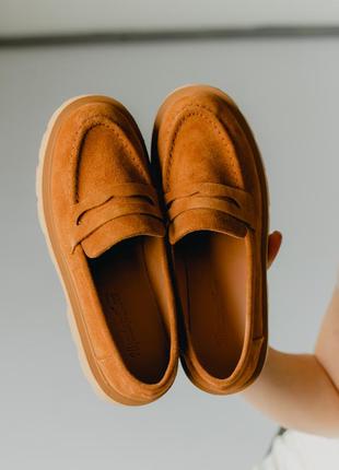 Стильные женские замшевые рыжие лоферы на толстой тракторной подошве из натуральной замши.