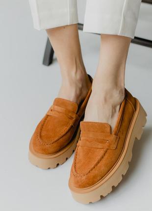 Стильные женские замшевые рыжие лоферы на толстой тракторной подошве из натуральной замши.
