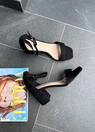 Босоножки на каблуке