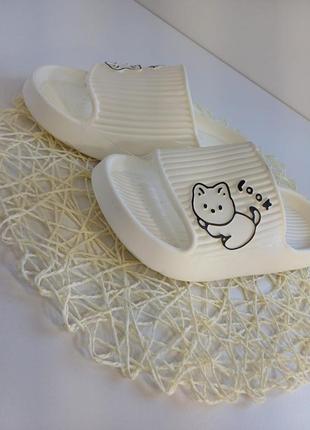 Симпатичные шлепанцы/сланцы с котиком в белом цвете, размер 36-415 фото