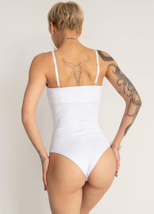 Белый боди на бретелях с чашками пуш-ап