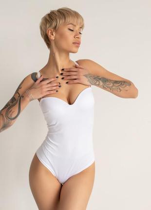 Белый боди на бретелях с чашками пуш-ап
