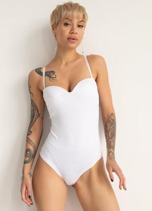 Белый боди на бретелях с чашками пуш-ап