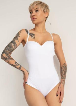 Белый боди на бретелях с чашками пуш-ап