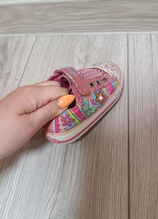 Детские кеды, светятся при битии