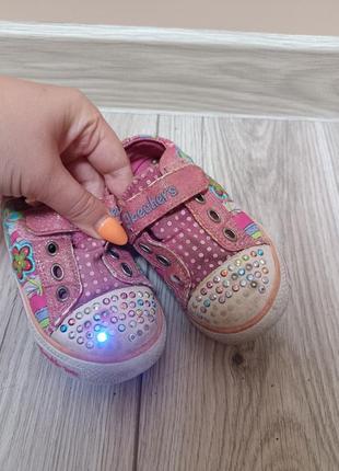 Детские кеды, светятся при битии