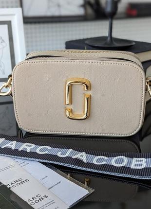 Міні сумка «marc jacobs» через плече бежева жіноча маленька літня стьобана брендова сумочка крос боді на довгому ремені