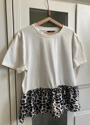 Shein m/xl трендовая молочная футболка свободного кроя оверсайз с баской воланом в леопардовый принт
