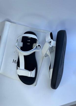 Женские белые босоножки на низком ходу на липучках