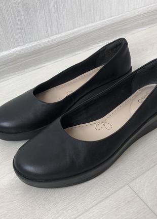 Женские кожаные туфли clarks1 фото