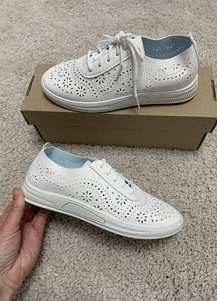Женские летние модельные мокасины, кроссовки белые перфорация