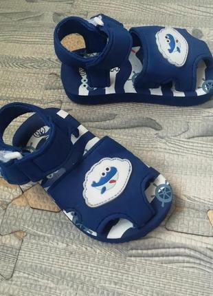 Босоніжки, сандалі, пінетки