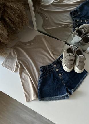 1️<unk> футболка базовая бежевая h&m для девочек и мальчиков 98/104; 2️<unk> шорты джинсовые zara для девочек 98, 104, 110; 3️<unk> кеды h&m беж унисекс 23 р
