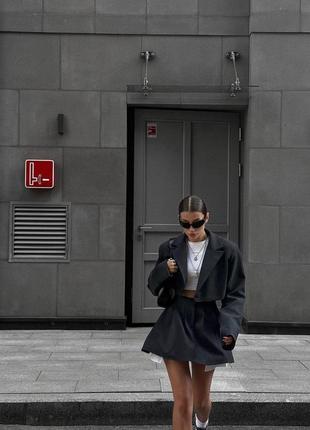 Укороченный oversize пиджак + юбка с трендовой имитацией карманов