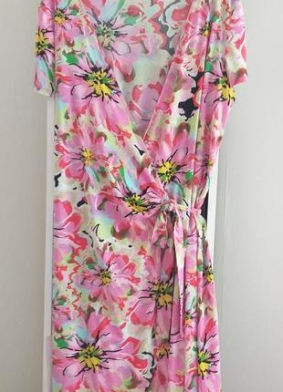 Мила сукня на запах.