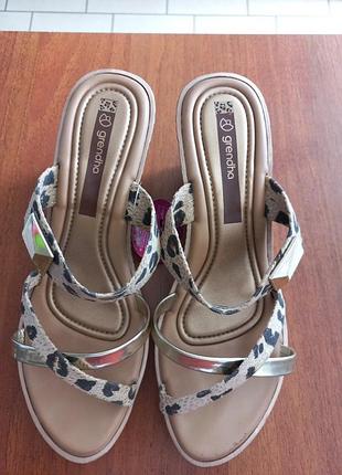 Шльопанці жіночі.