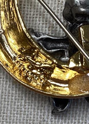 Брошь маленькой принцессы золотистого и серебристого тона